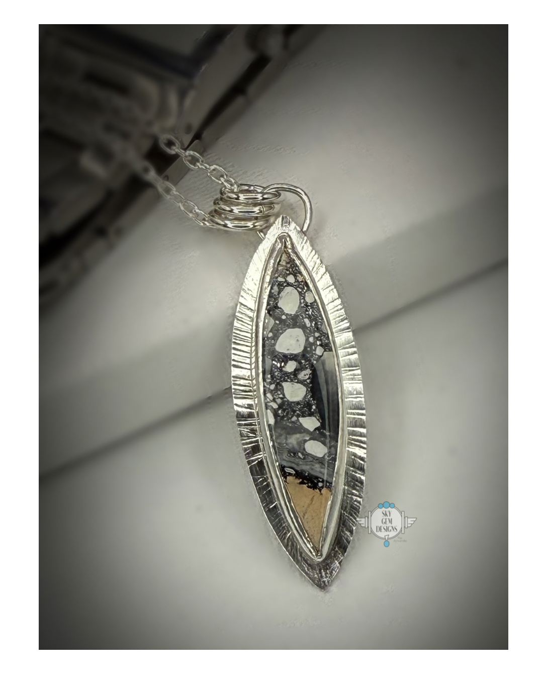 MARIPOSA MONARCA MARQUIS PENDANT NECKLACE