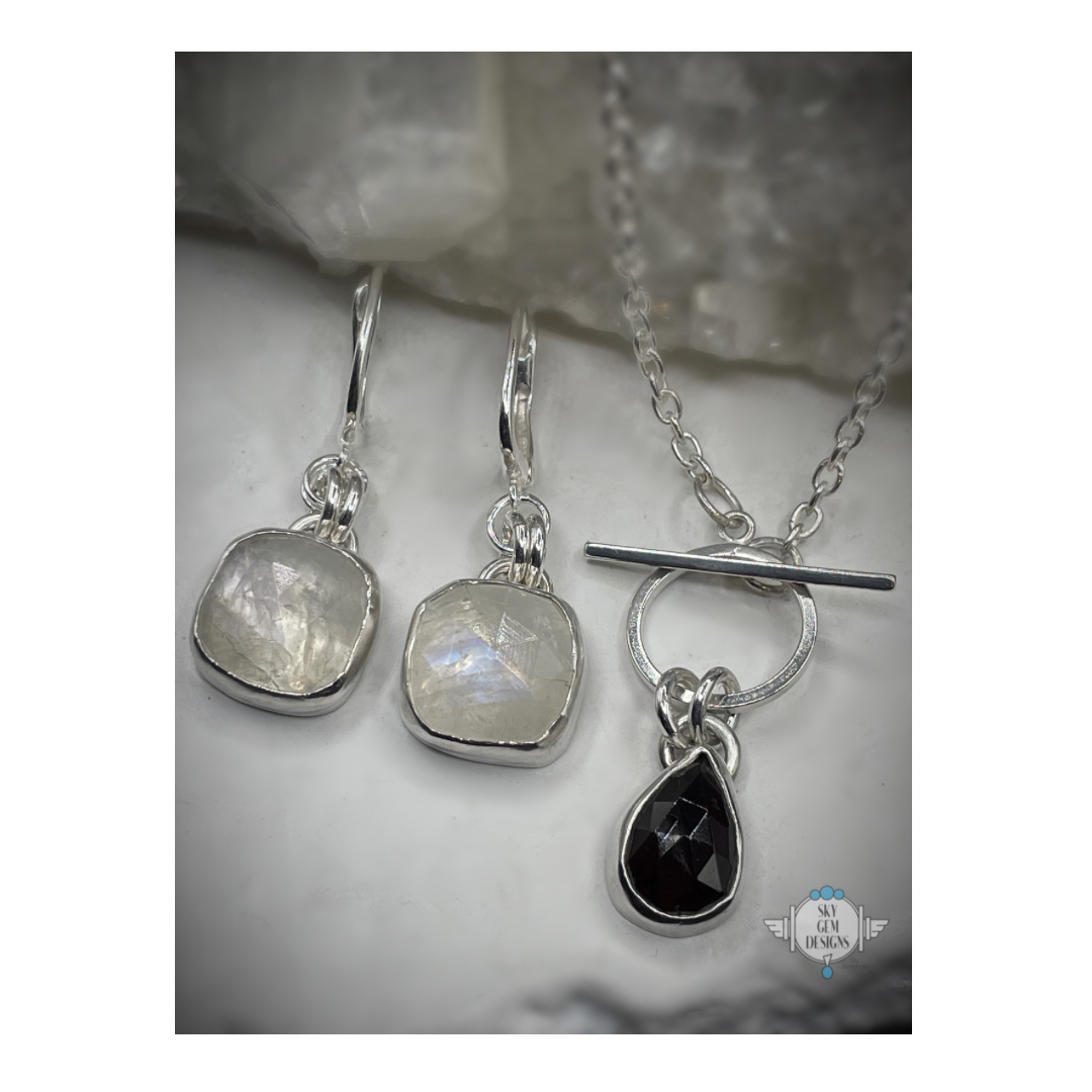 ENDLESS CIRCLE GARNET TEARDROP NECKLACE